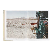 Lade das Bild in den Galerie-Viewer, Katalog Margaret Courtney-Clarke. Dust on the Wind