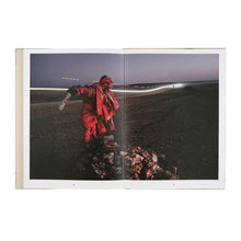 Lade das Bild in den Galerie-Viewer, Katalog Margaret Courtney-Clarke. Dust on the Wind