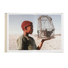 Lade das Bild in den Galerie-Viewer, Katalog Margaret Courtney-Clarke. Dust on the Wind