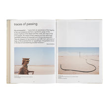 Lade das Bild in den Galerie-Viewer, Katalog Margaret Courtney-Clarke. Dust on the Wind