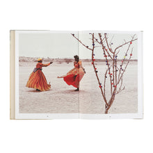 Lade das Bild in den Galerie-Viewer, Katalog Margaret Courtney-Clarke. Dust on the Wind